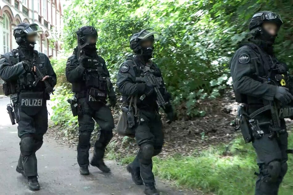 Unter anderem durchsuchten die bewaffneten Polizisten ein Schulgelände und mehrere Grünanlagen.