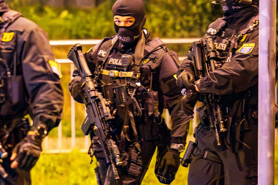 Maskierte Polizisten mit Maschinenpistolen kamen zum Einsatz: Nach Schüssen in Rodgau läuft die Fahndung nach dem Schützen.