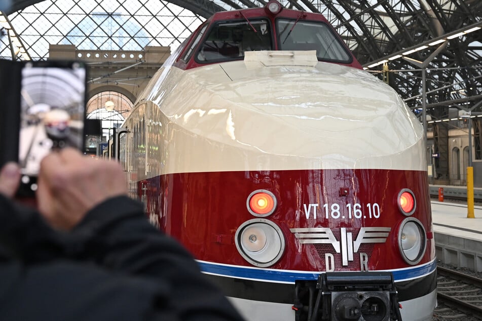 Am Freitagmorgen stand der VT 18.16 im Dresdner Hauptbahnhof für seine neue Tour bereit. Natürlich war noch Zeit für Fotos.
