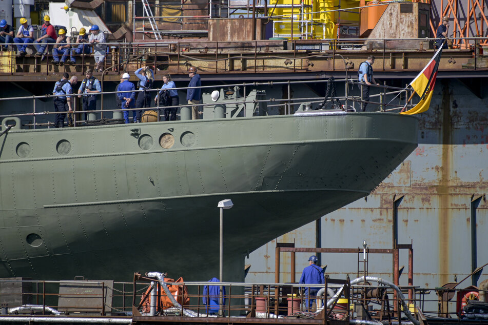 Das Marine-Segelschulschiff "Gorch Fock" liegt in einem Dock der Bredo-Werft.