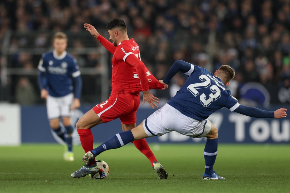 Voller Einsatz! Arminia Bielefelds Leon Schneider (r.) im Zweikampf um den Ball mit Freiburgs Mittelfeld-Akteur Vincenzo Grifo.