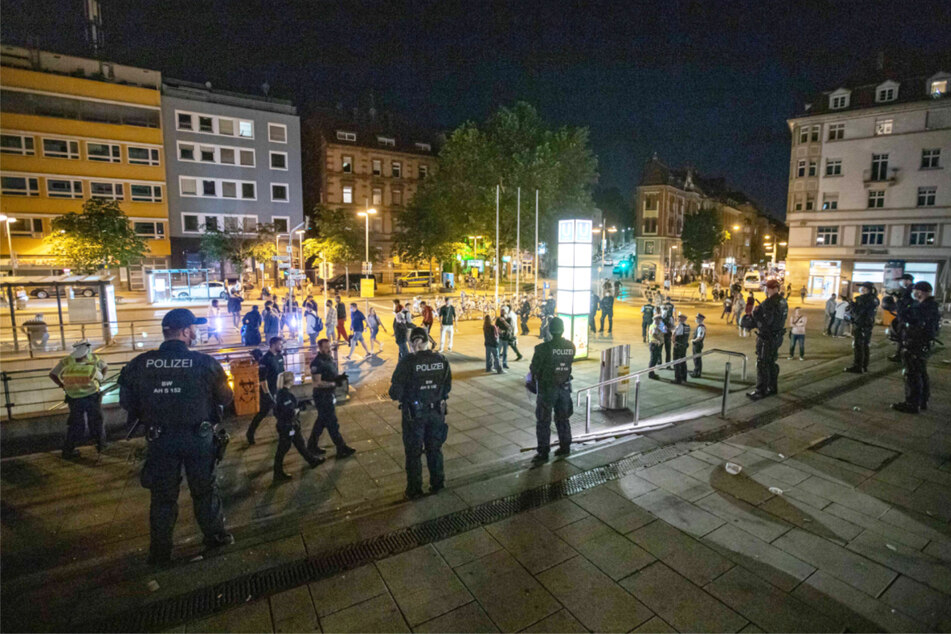 Beamte in der Nacht auf Sonntag in Stuttgart.