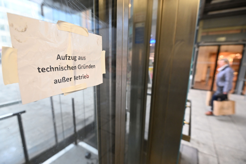 Das Ärgernis kaputter Aufzüge am Kaufhof-Parkhaus soll bald ein Ende haben.