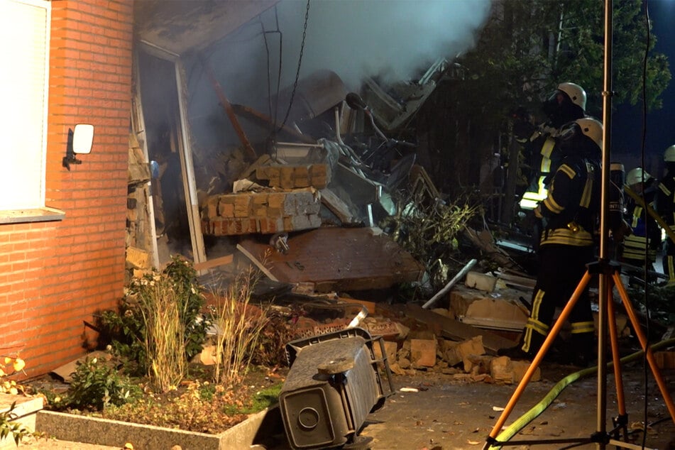 Die umliegenden Wohnhäuser wurden ebenfalls beschädigt.