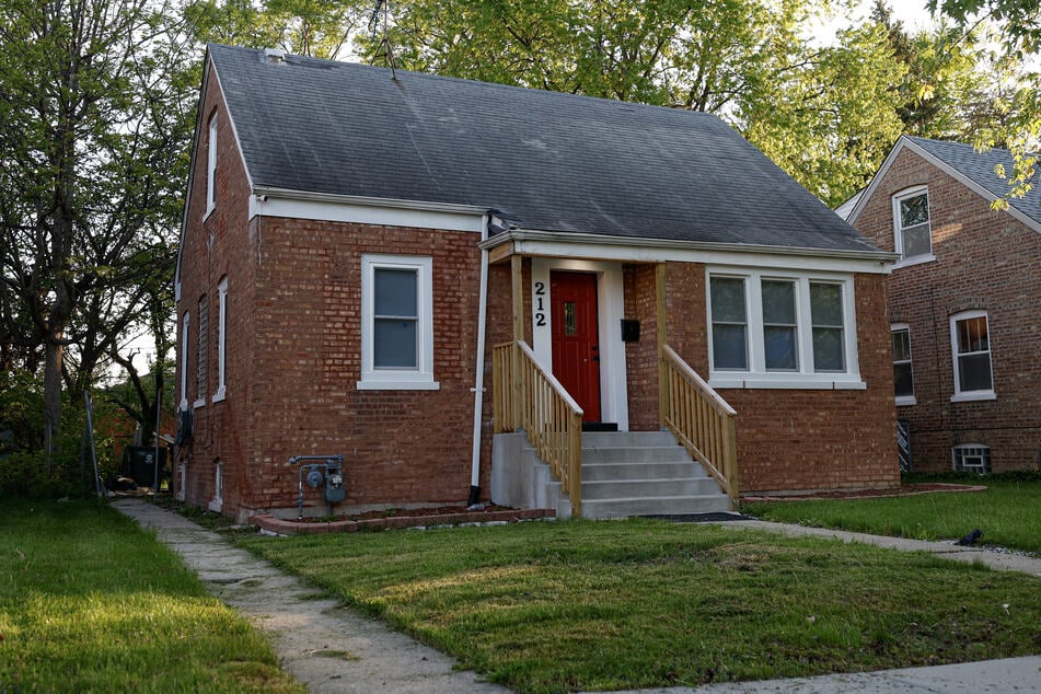 A man wants to sell his house: When he realizes who used to live there, he immediately withdraws the offer