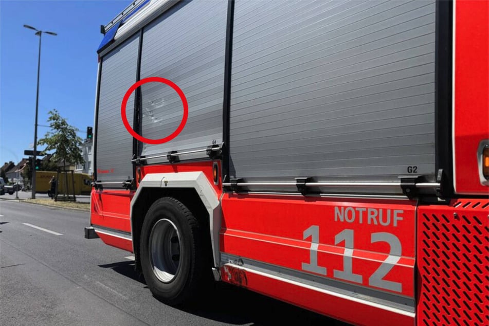 Der Biker ist offenbar im Bereich der Hinterachse mit dem Feuerwehrfahrzeug kollidiert.