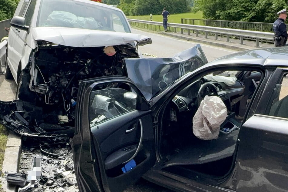 Die Fahrzeuge waren auf der B20 bei Freilassing kollidiert.