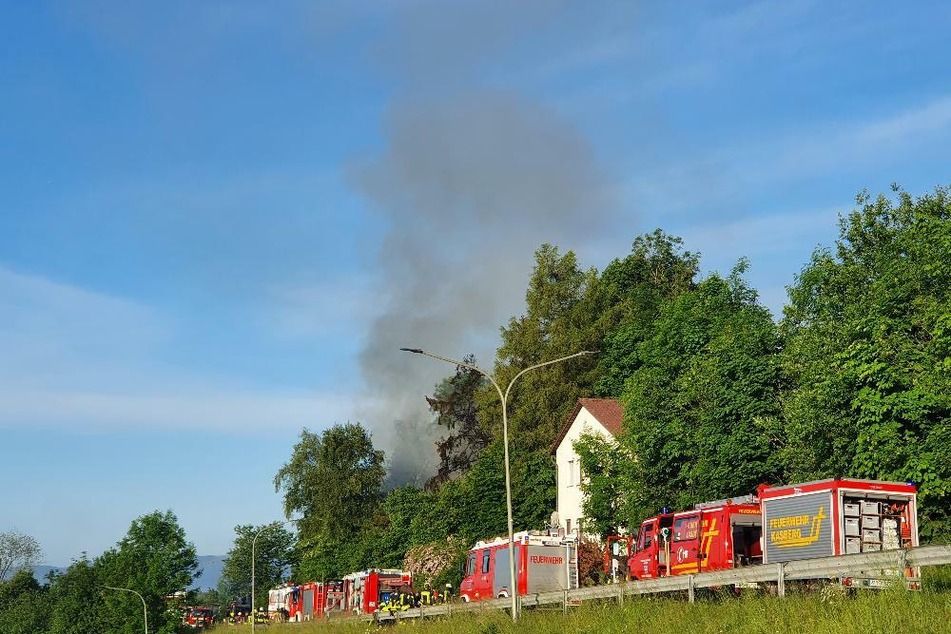 Großeinsatz in Wegscheid im Landkreis Passau: Ein Feuer hat am Samstagmorgen die Retter auf den Plan gerufen.
