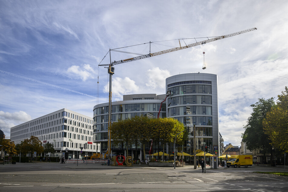 Ein mobiler Kran wurde für die neue Anlage am Brazil in Chemnitz benötigt.