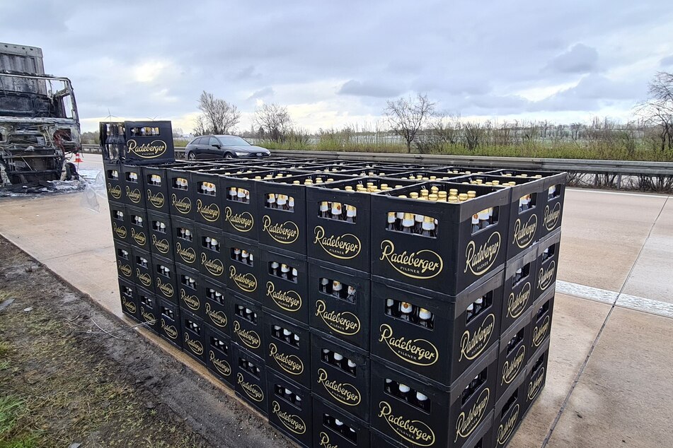Die Gute Nachricht: Offenbar konnte noch Bier aus dem brennenden Lastwagen gerettet werden.