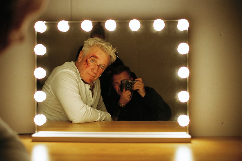 Zusammen mit drei weiteren Fotografen trifft Gladsome kreative Menschen wie Schauspieler Jörg Schüttauf (63) aus Chemnitz.