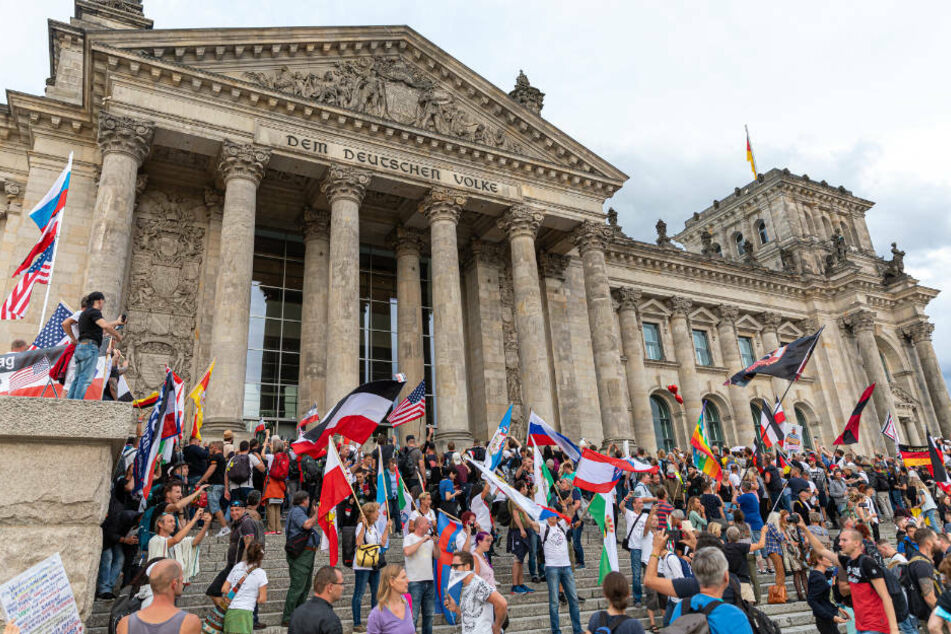 Während der Anti-Corona-Demo haben Demonstranten am Samstagabend in Berlin die Treppe des Reichstagsgebäudes besetzt.