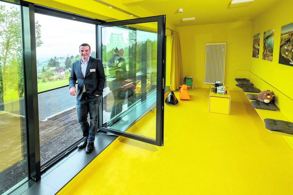 Paul Wehner leitet die neue Jugendherberge Schöneck. Der Ausblick vom Panorama Aussichtsraum seines gastlichen Hauses ist traumhaft schön.