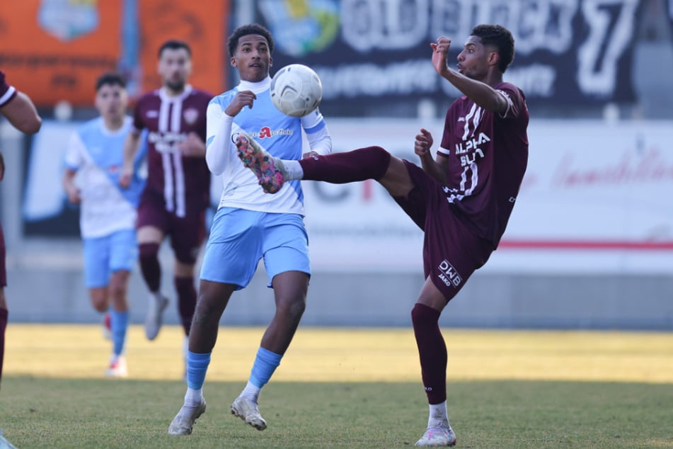 Aaron Mensah (18, l.) und Torwart Cedric Wimmer (18, nicht im Bild) kommen vom eigenen Nachwuchs in den Regionalliga-Kader.