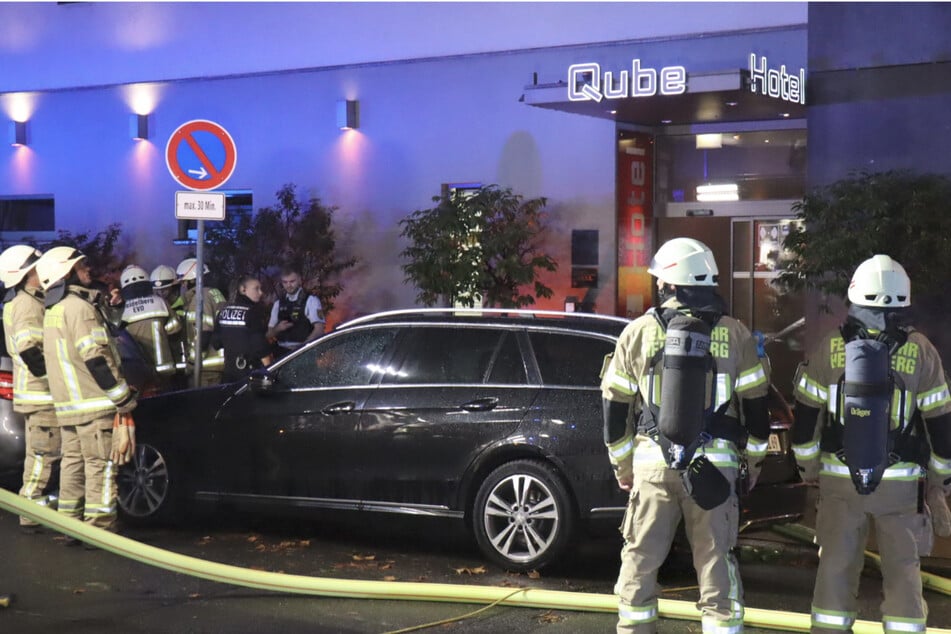 Auf der Bergheimer Straße in Heidelberg fordert ein Hotelbrand in die Einsatzkräfte.