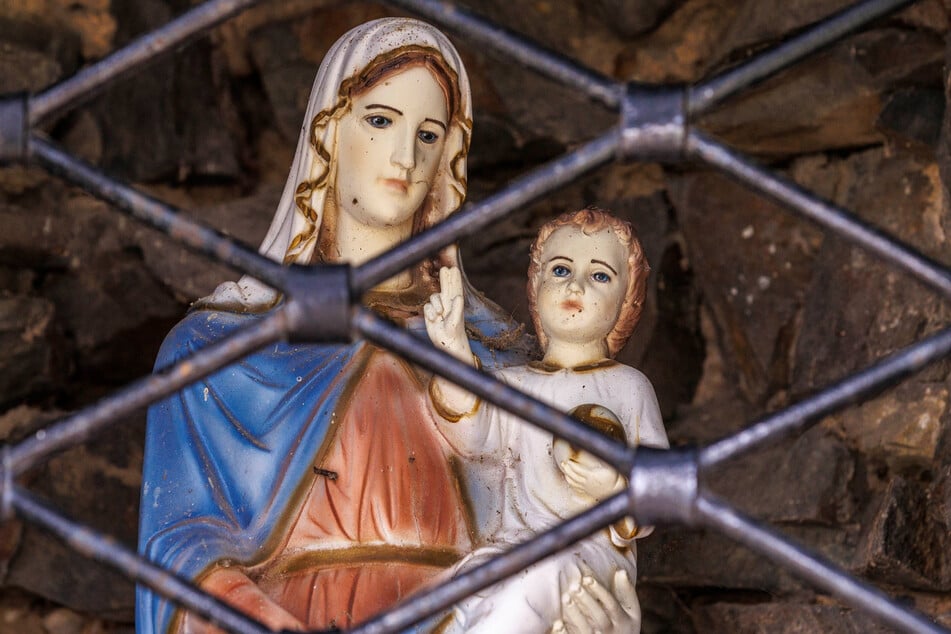 Kurz vor Ostern "bluteten" die Stirnen von Maria und dem Jesus-Kind an einer Kapelle in der Oberlausitz. Inzwischen ist alles wieder wie immer.