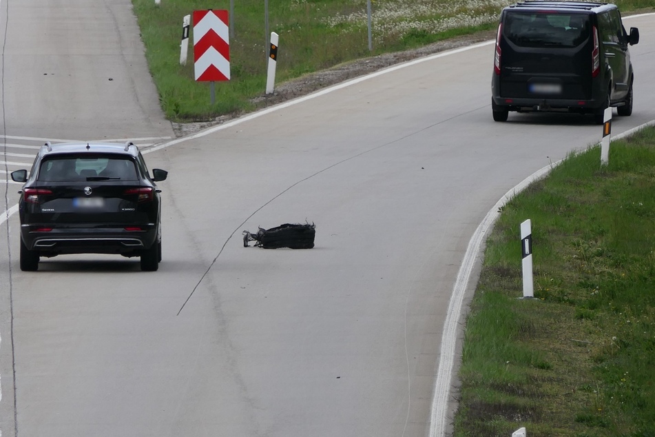 Direkt bei der Ausfahrt der A14 bei Grimma lag am Dienstag ein Gegenstand auf der Fahrbahn.