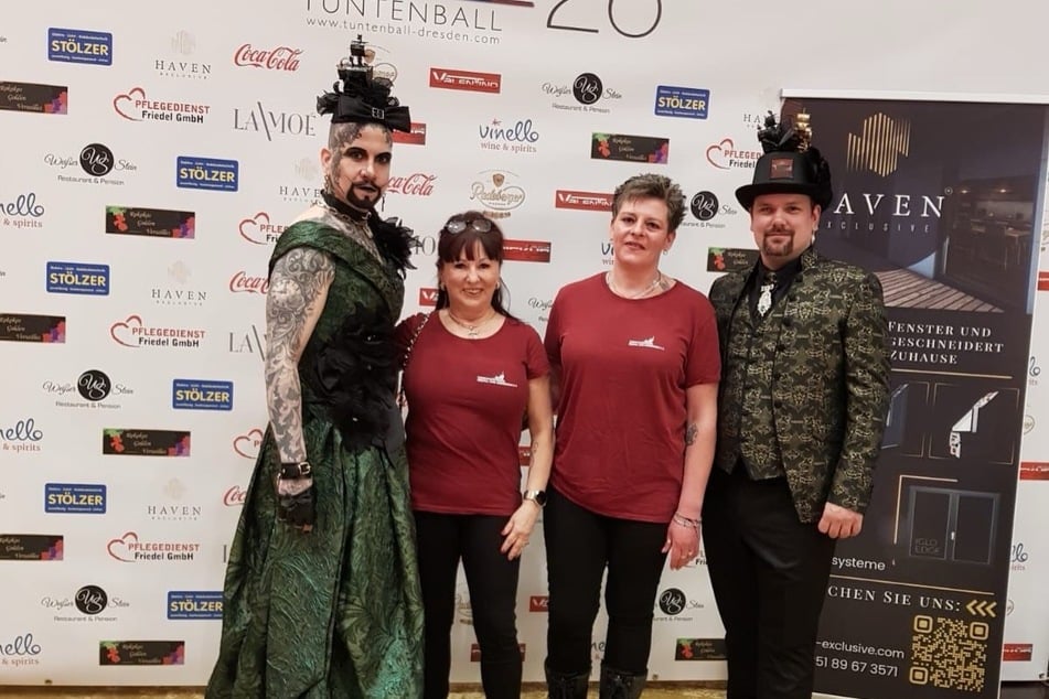Roko Chandelier (36, l.) lud die Leiterin des Freitaler Tierheims, Regina Barthel-Marr (2.v.l.), zum 12. Dresdner Tuntenball ein.