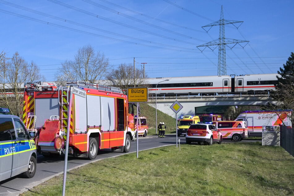 Weil eine Oberleitung gerissen ist, steckt aktuell ein ICE auf der Bahnstrecke Berlin-Halle fest.