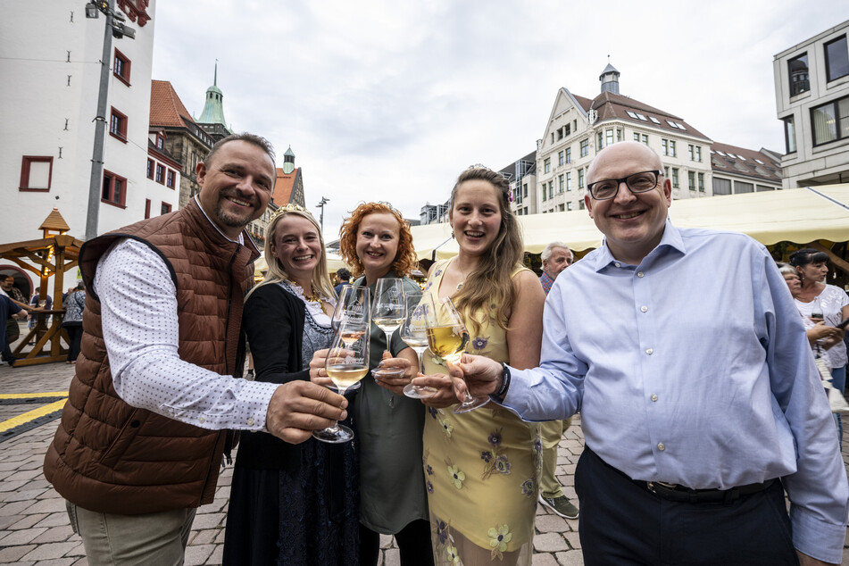 Am Freitagabend eröffnete das Chemnitzer "Weindorf". Mit dabei (v. l. n. r.): Veranstalter André Gruhle, Sachsens Weinkönigin Sabrina Schreiber (31), die Weinprinzessinnen Sabine Leonhardt (39) und Stefanie Mühlbach (32) und OB Sven Schulze (51, SPD).