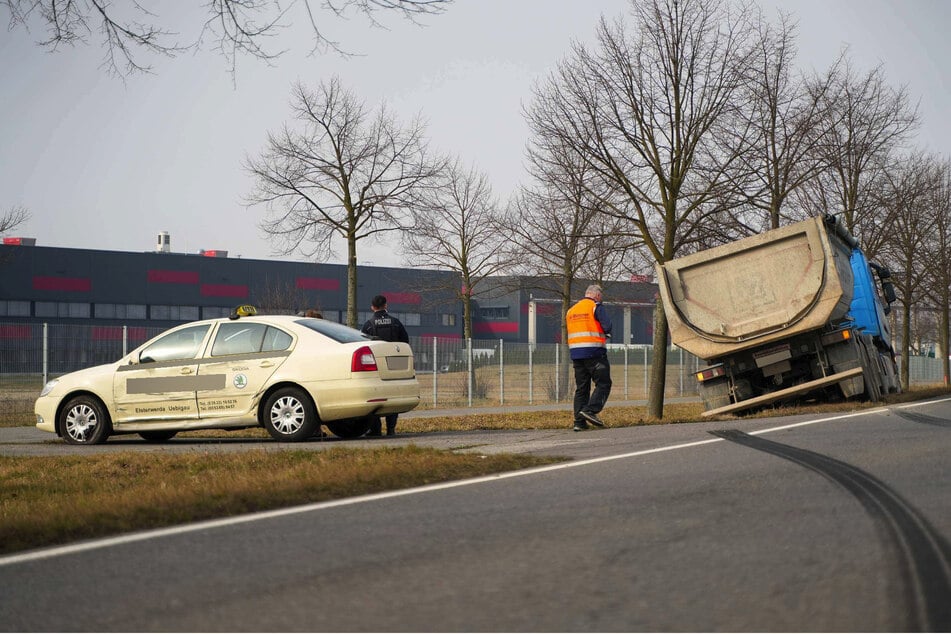 Auf der B96 kam es am Dienstag zu einer Kollision zwischen einem Taxi und einem Laster.