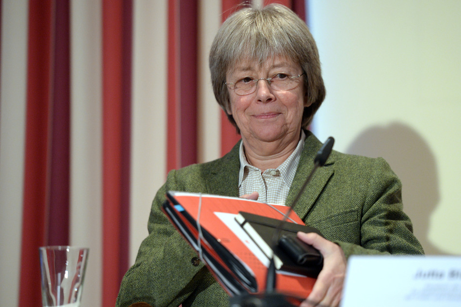 Die AWO-Präsidiumsvorsitzende und ehemalige Hamburger Senatorin Jutta Blankau (68) fordert, dass das 49-Euro-Ticket in Hamburg auch in Papierform erhältlich sein wird.