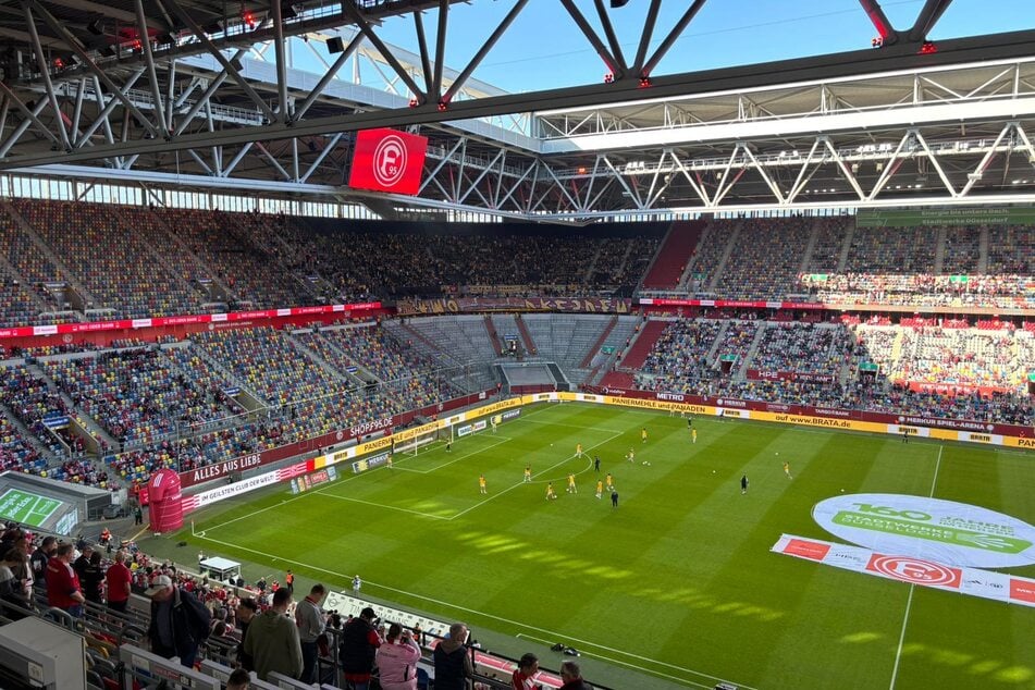 Die Mannschaften machen sich warm.