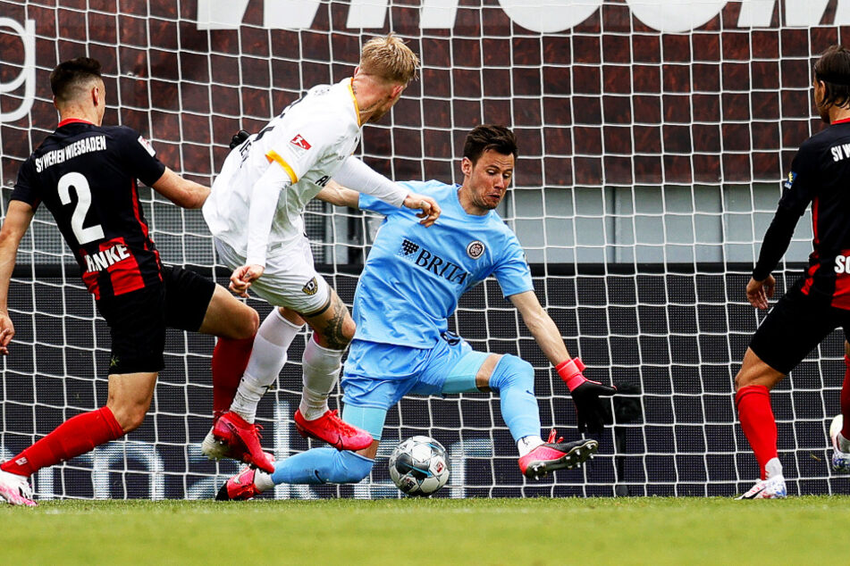 Der Siegtreffer für Dynamo! Simon Makienok zieht aus Nahdistanz ab und trifft zum 3:2.