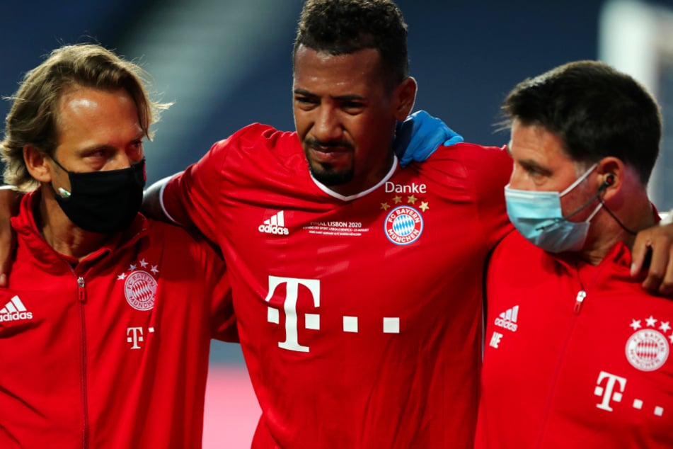 Jérôme Boateng (c.) came off injured in the 25th minute and Niklas Süle replaced him.