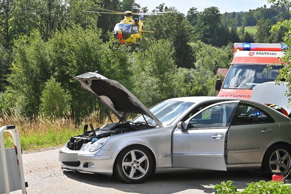 Ein Rettungshubschrauber landete am Unfallort.