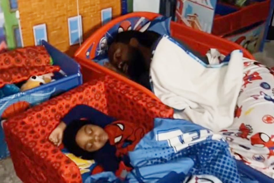 Bei diesem Anblick fiel Shanice Jones die Kinnlade herunter. Statt Noah schlief ihr Mann im Kinderbett. Auf dem Schlafsessel daneben lag ihr Sprössling.