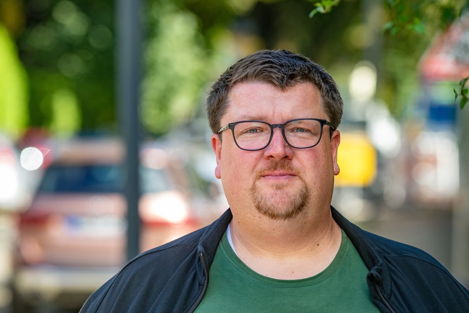 Stadtbezirksbeirat Stefan Bentzien (42, Team Zastrow) möchte politisch gegen den Parkdruck vorgehen.