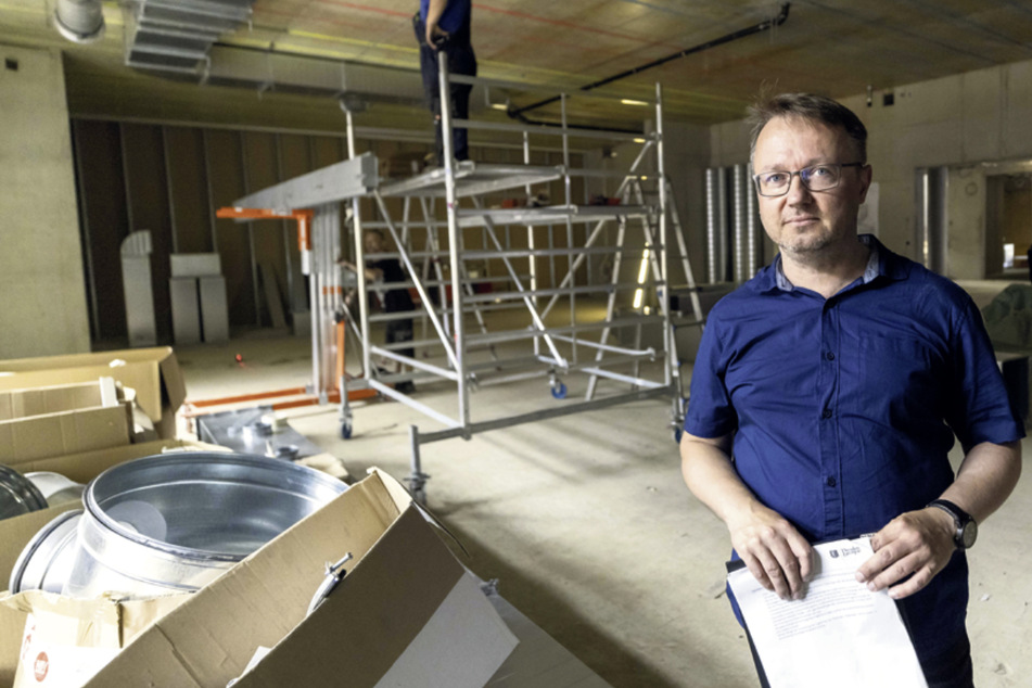 Es geht voran: Projektleiter Tino Flügel (50) betreut die Arbeiten am Gymnasium Klotzsche.