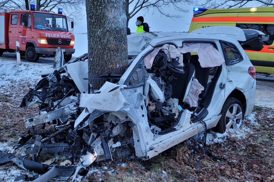 Mit großer Wucht war der BMW Tourer gegen den Baum gekracht.