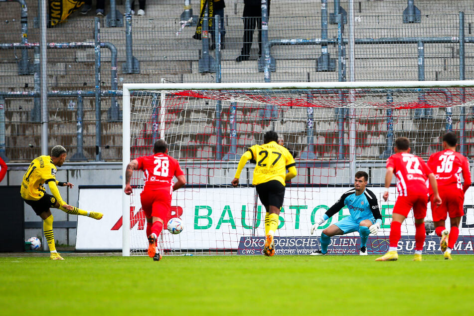 Justin Njinmah (3.v.l.) trifft gegen FSV-Torhüter Max Sprang zum 1:1 für Borussia Dortmund II.