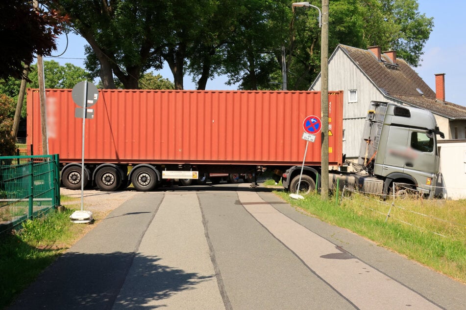 Der Laster landete auf einem Grundstück und blockierte die Straße.