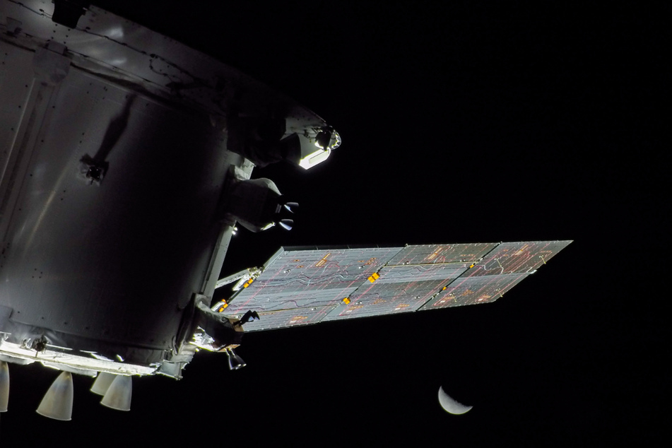 Inzwischen ist "Artemis 1" 64.000 Kilometer von der Mondoberfläche entfernt in eine Umlaufbahn eingeschwenkt.