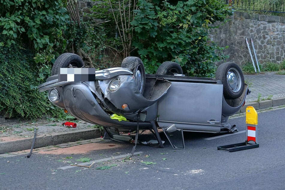 Der graue Oldtimer überschlug sich auf der Grundstraße.