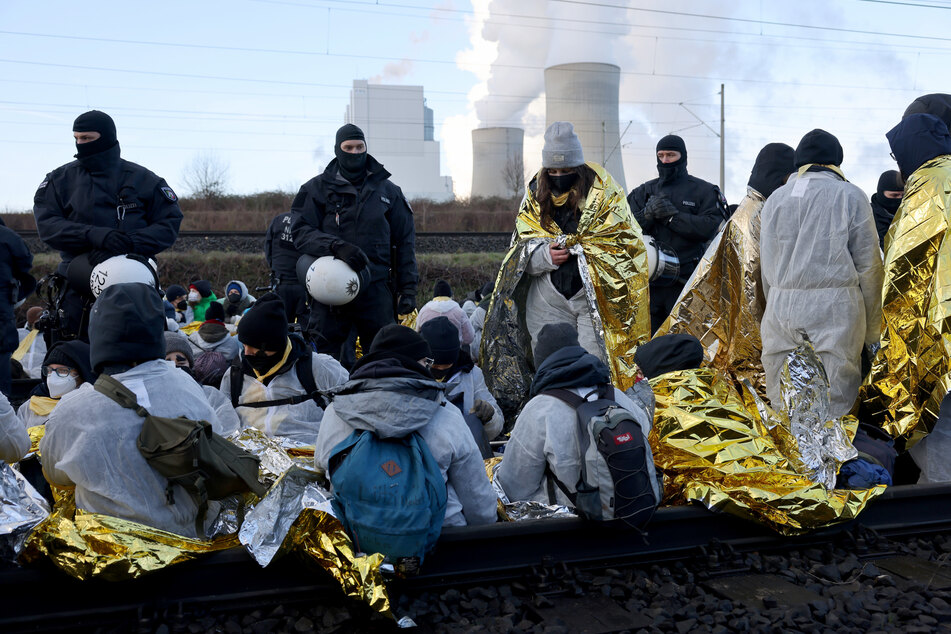 Klimaaktivisten hatten sich an die Gleise gekettet und so das Kohlekraftwerk Neurath blockiert. (Archivfoto)