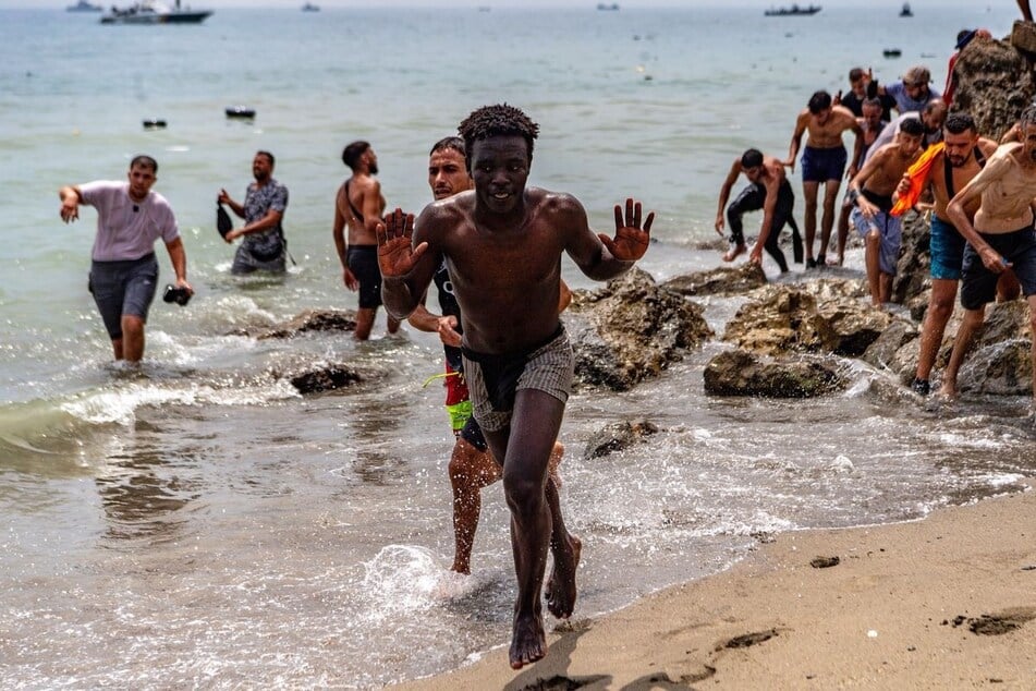 Ein Großteil der Migranten gelangte schwimmend nach Ceuta.