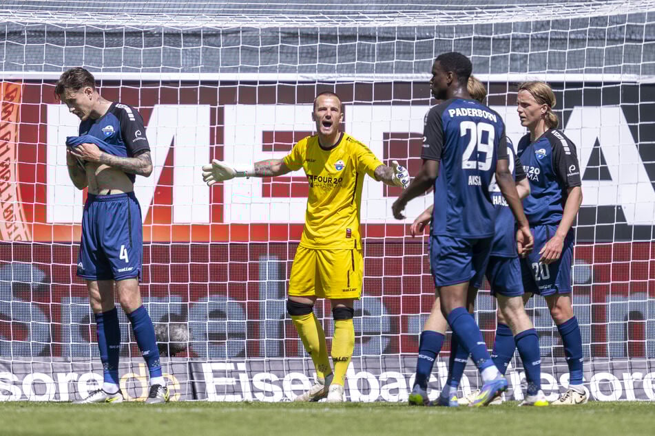 Für Torhüter Manuel Riemann ist mit dem SC Paderborn vom direkten Aufstieg über die Relegation und ein Dastehen mit leeren Händen noch alles möglich.
