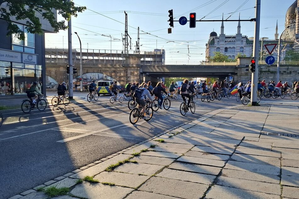 Die Polizei sperrte Kreuzungsbereiche. Der Straßenbahn- und Autoverkehr war beeinträchtigt.