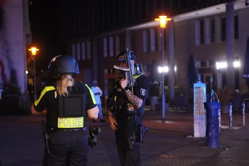 Nach Schüssen in Berlin-Mitte sicherte die Polizei in der Nacht auf Mittwoch schwer bewaffnet die Gegend rund um den Checkpoint Charlie.