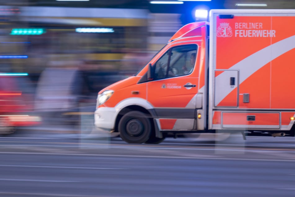 Rettungskräfte brachten den 26-Jährigen in ein Krankenhaus, wo er stationär behandelt wird. (Symbolbild)