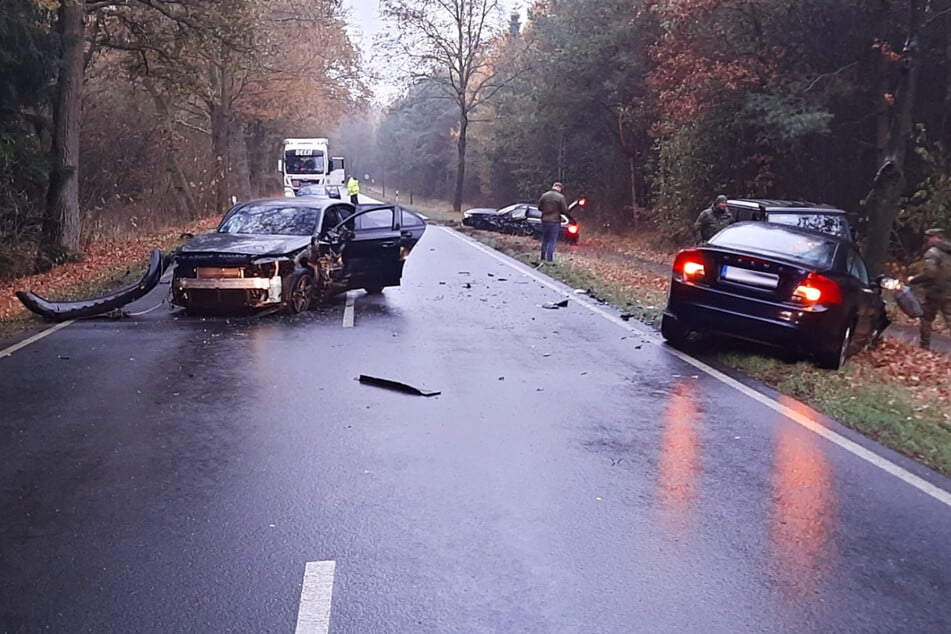 Ein Trümmerfeld: Bei einem Unfall auf der B209 bei Rehlingen wurden am Dienstagmorgen drei Menschen verletzt und drei Autos zerstört.