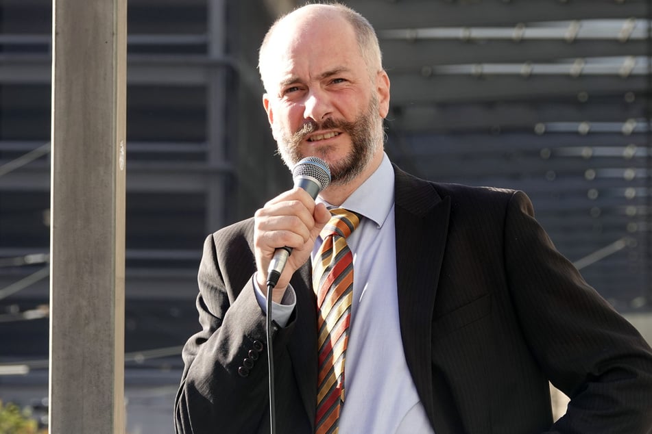 Chef der rechtsextremen Freien Sachsen, Martin Kohlmann (45), machte vor dem Chemnitzer Tietz Stimmung gegen Karl Lauterbach. Er bezeichnete den Gesundheitsminister als "Schwerverbrecher".