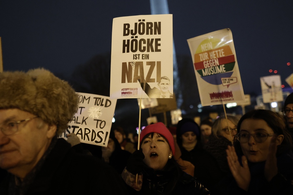 Menschen demonstrieren in Berlin gegen Rechts.