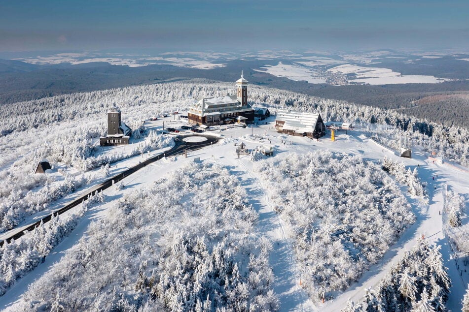 Schneesichere Hänge und Pisten: Auf dem Fichtelberg mit dem Fichtelberghaus liegen derzeit 40 Zentimeter Schnee.
