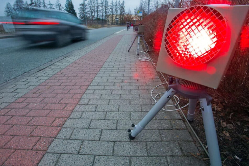 Mini-Blitzermarathon im Eichsfeld: BMW-Fahrer brettert mit 173 km/h über Bundesstraße