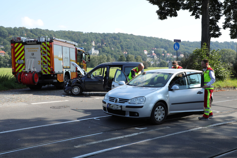 Die Kameraden der Dresdner Feuerwehr sicherten die Unfallstelle ab.